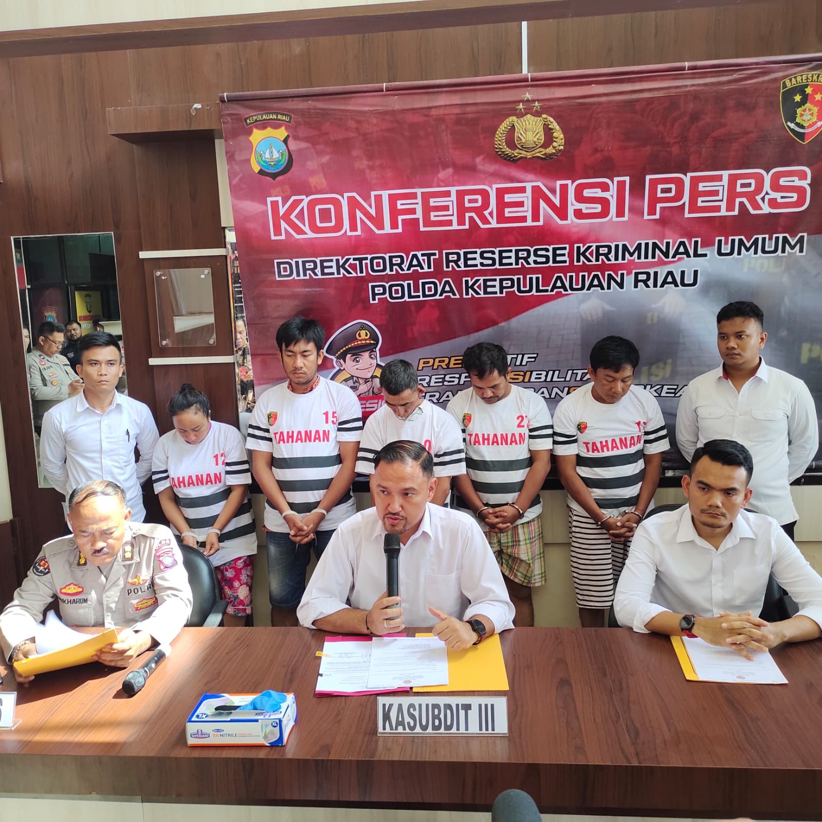 Konferensi pers Polda Kepri