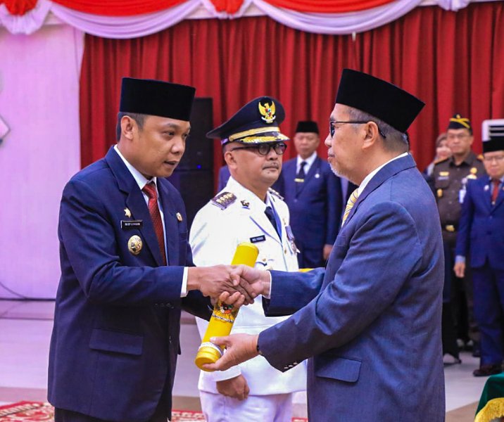 Muflihun menerima SK perpanjangan jabatan Pj wali kota Pekanbaru dari Gubernur Riau Syamsuar di Gedung Daerah, Selasa (23/5/2023). Foto: Istimewa.