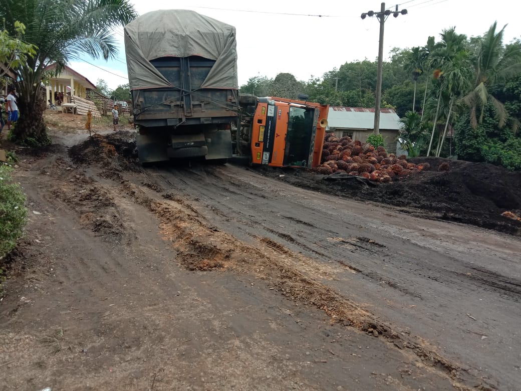 Ruas jalan rusak di Inhu Riau