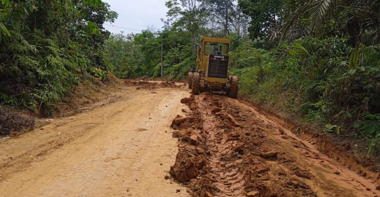 Peningkatan jalan di Desa Sigaruntang