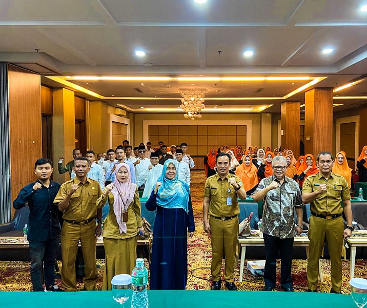 Kepala Dispora Kota Pekanbaru Hazli Fendriyanto foto bersama narasumber dan puluhan pemuda dalam pelatihan Public Speaking di Hotel Angkasa, Selasa (23/5/2023). Foto: Istimewa.
