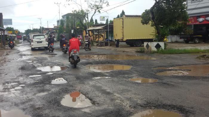 Jalan rusak di Riau