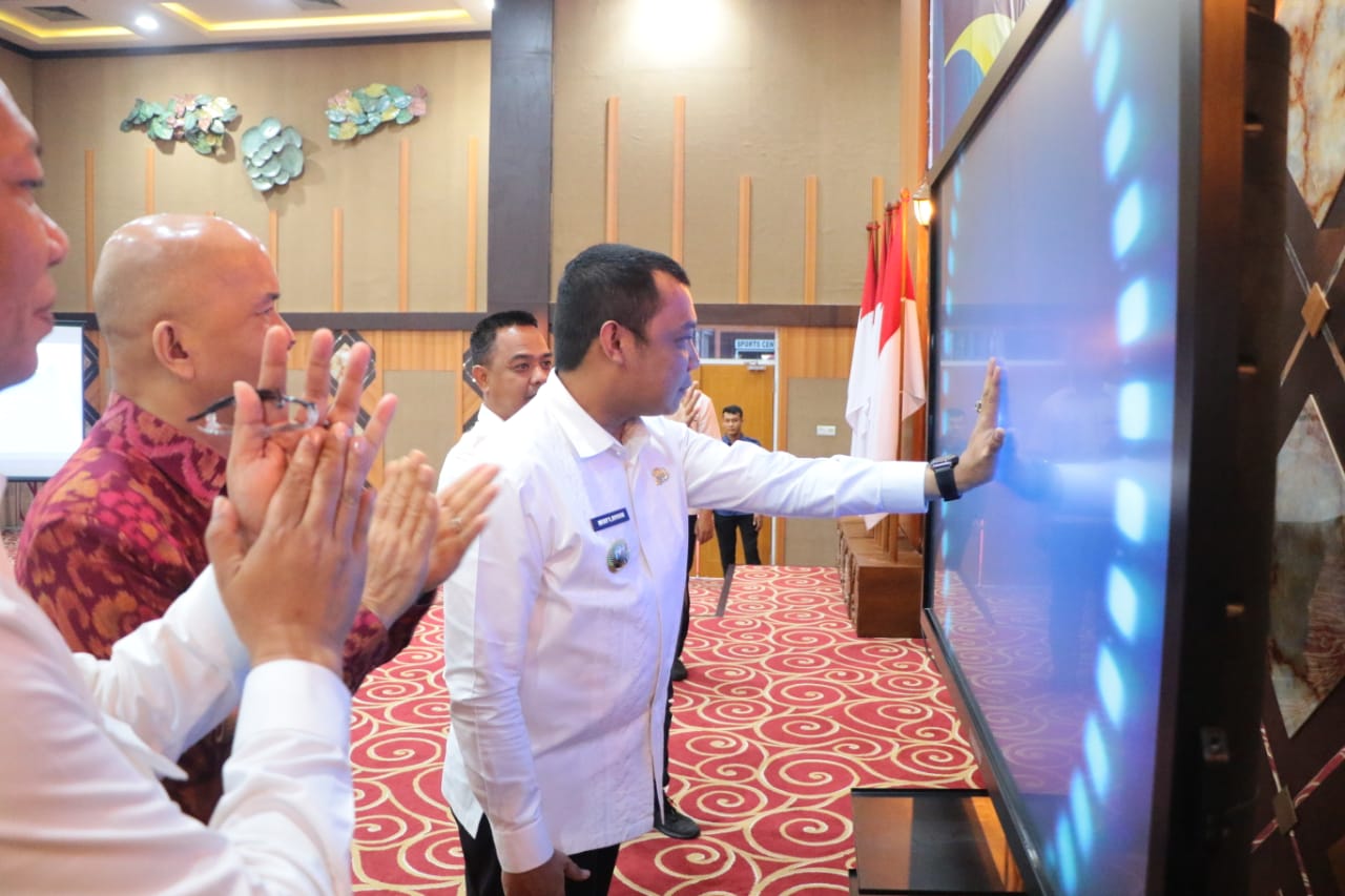 Pj Wali Kota Pekanbaru Muflihun saat meluncurkan aplikasi PEKA di aula Gedung Utama Kompleks Perkantoran Tenayan Raya, Rabu (10/5/2023). Foto: Istimewa.