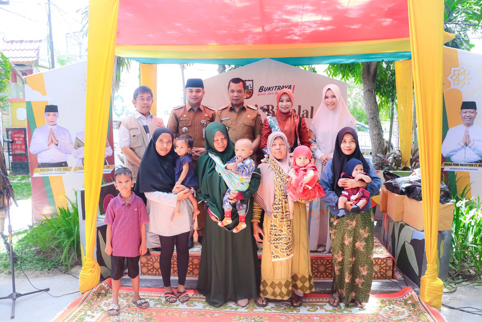 Pj Wali Kota Pekanbaru Muflihun (tengah) didampingi Camat Bukit Raya Tengku Ardi dan istri bersama para balita anak berisiko stunting. Foto: Istimewa.