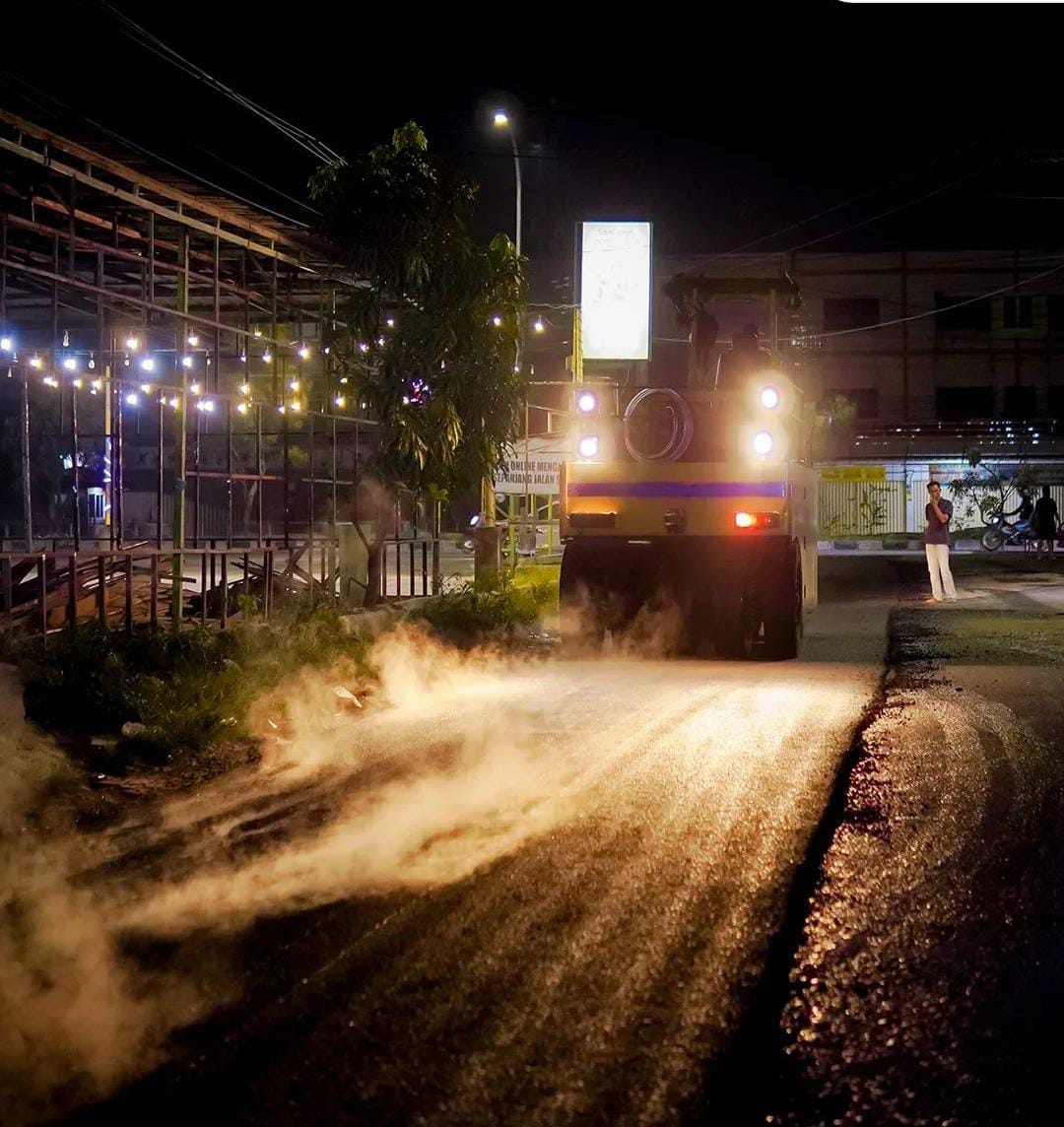 Dinas PUPR Pekanbaru saat proses overlay Jalan Suka Karya. Foto: Istimewa.