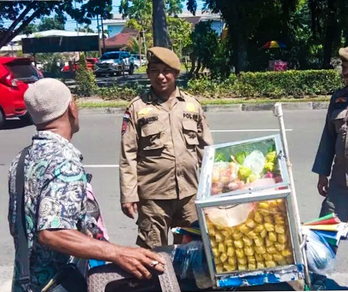 Satpol PP Pekanbaru menegur pedagang buah potong agar tak berjualan di sepanjang Jalan Jenderal Sudirman. Foto: Istimewa.