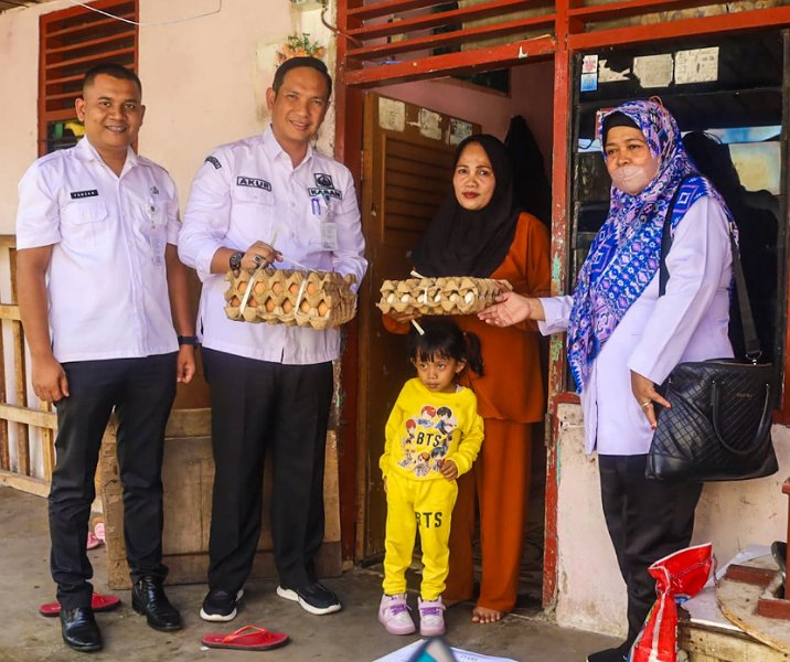 Kepala Bapenda Pekanbaru Alek Kurniawan saat menyalurkan bantuan makanan ke anak stunting untuk kali kedua. Foto: Istimewa.