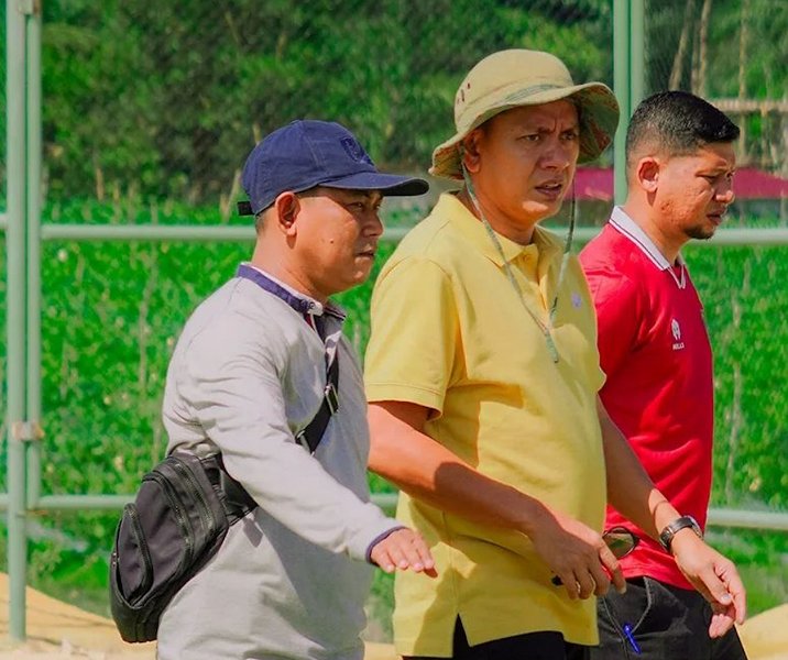 Plt Kepala Dinas PUPR Pekanbaru Edward Riansyah saat meninjau progres lapangan sepakbola di kawasan Sport Center, Kulim pada 26 Mei 2023. Foto: Istimewa.