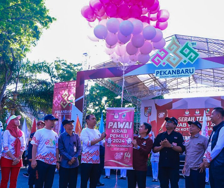 Pj Wali Kota Pekanbaru Muflihun bersama Ketua KPU Anton Merciyanto saat melepas balon tanda dimulainya Kirab Pemilu 2024, Minggu (28/5/2023). Foto: Istimewa.