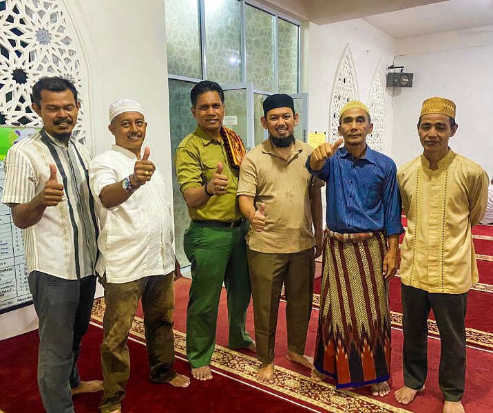 Ketua RT-RW dan pengurus masjid mengapresiasi kinerja Pemko Pekanbaru setelah Jalan Suka Karya dioverlay. Foto: Istimewa.