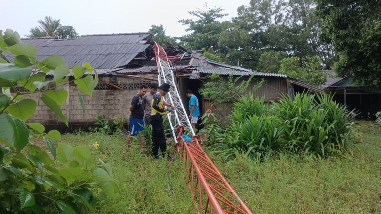 Tower yang tumbang timpa rumah