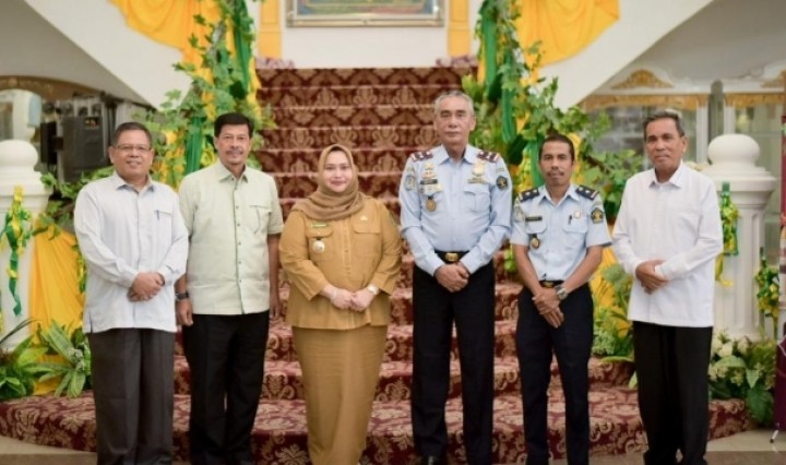 Bupati Kasmarni bersama Kepala Kantor Imigrasi Bengkalis Zakaria.