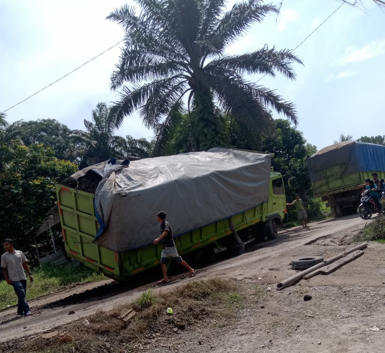 Jalan Provinsi di Peranap yang rusak akibat lalu lintas angkutan batu bara (Ist)