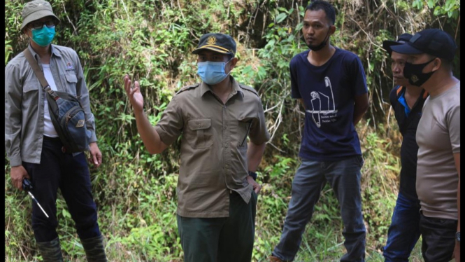 Kepala BKSDA Sumbar Ardi Andono (tengah)