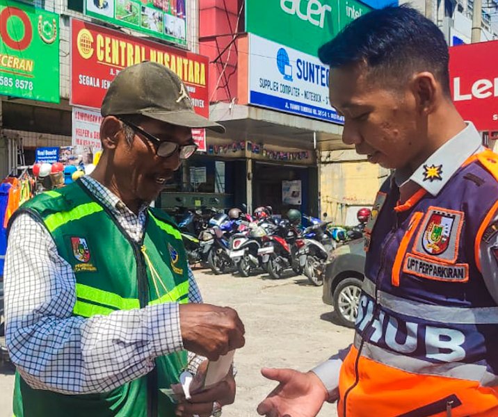 Petugas UPT Perparkiran Dishub Pekanbaru memeriksa identitas jukir. Foto: Istimewa.