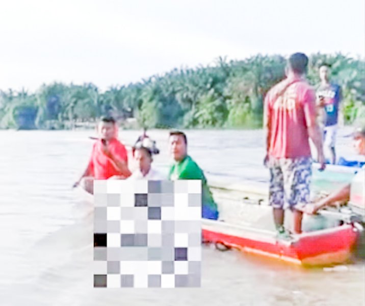 Petugas BPBD Pekanbaru bersama tim SAR gabungan dan masyarakat menemukan jasad mahasiswa PCR di Sungai Kampar, Pantai Cinta, Kampar, Rabu (7/6/2023). Foto: Istimewa.