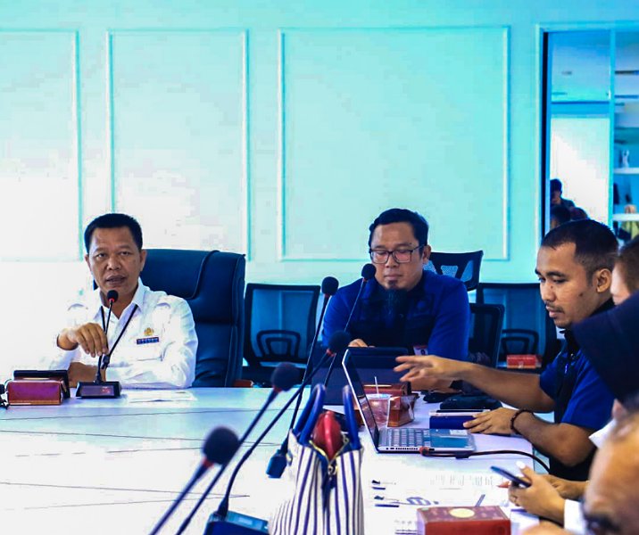 Sekdako Pekanbaru Indra Pomi bersama Kepala Ombudsman Perwakilan Riau Bambang pada 7 Juni 2023. Foto: Istimewa.