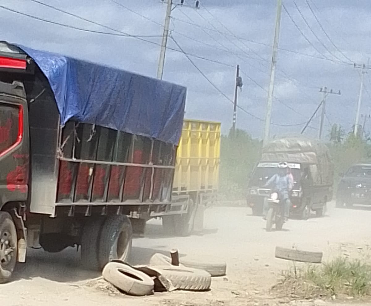Jalan provinsi di kelurahan Peranap yang dilalui kendaraan truk angkutan batu bara (Istimewa)