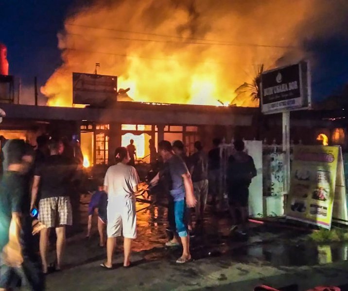 Kebakaran Rumah Oleh-Oleh Ameena di Jalan Durian, Sabtu (10/6/2023). Foto: Istimewa.