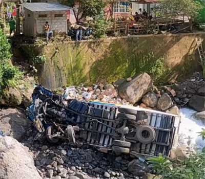 Truk yang terjun ke sungai di Jalan Raya Padang-Solok