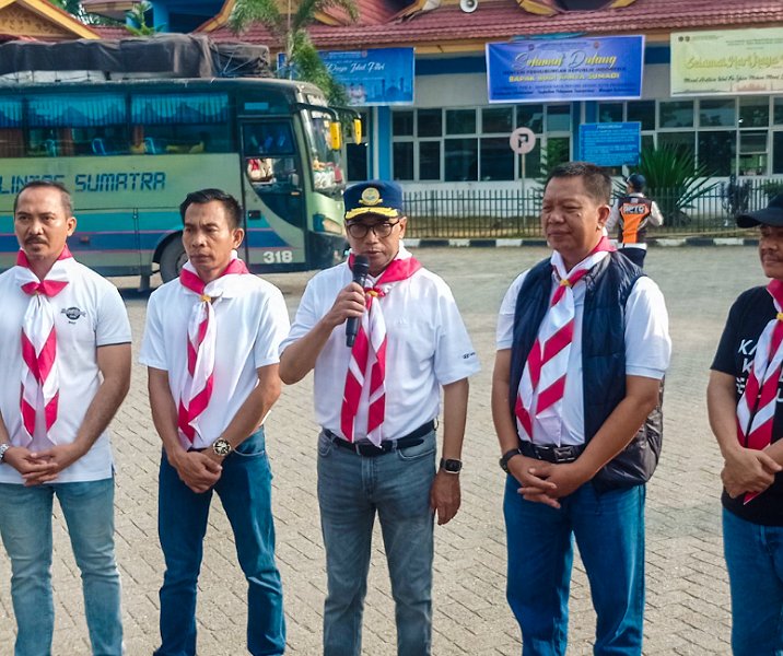 Menhub Budi Karya Sumadi saat konferensi pers di Terminal Bandar Raya Payung Sekaki Pekanbaru, Minggu (11/6/2023). Foto: Surya/Riau1.