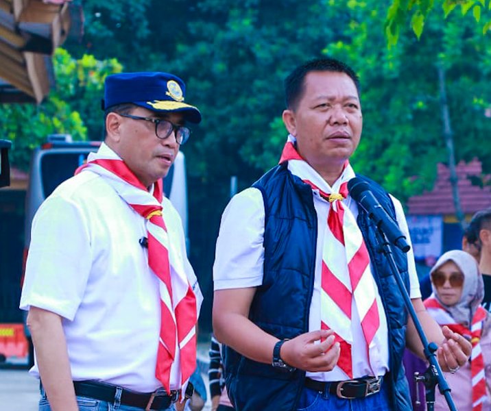 Sekdako Pekanbaru Indra Pomi Nasution (kanan) bersama Menhub Budi Karya Sumardi di Terminal BRPS, Minggu (11/6/2023). Foto: Surya/Riau1.