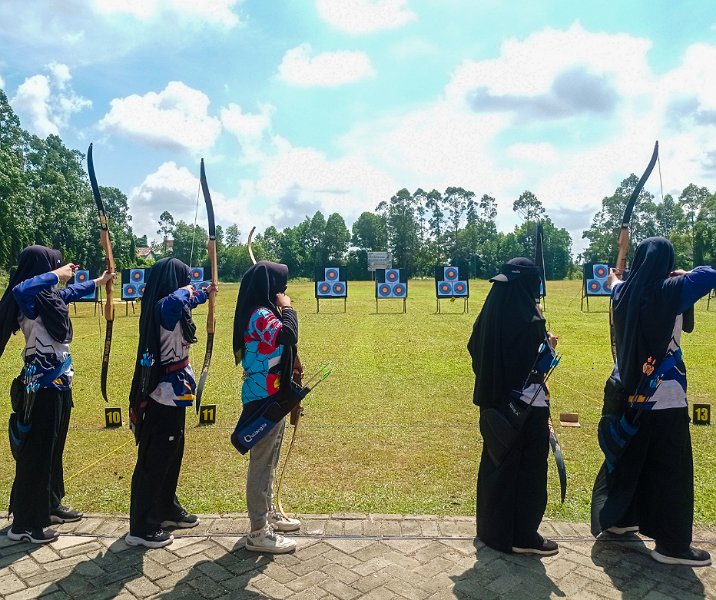 249 pelajar dan mahasiswa bertanding dalam Wali Kota Pekanbaru Cup Archery di Lapangan Panahan UIR, Minggu (11/6/2023). Foto: Surya/Riau1.