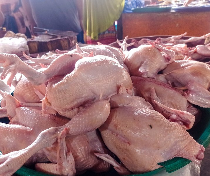 Dagangan daging ayam ras di salah satu pasar di Pekanbaru. Foto: Istimewa.