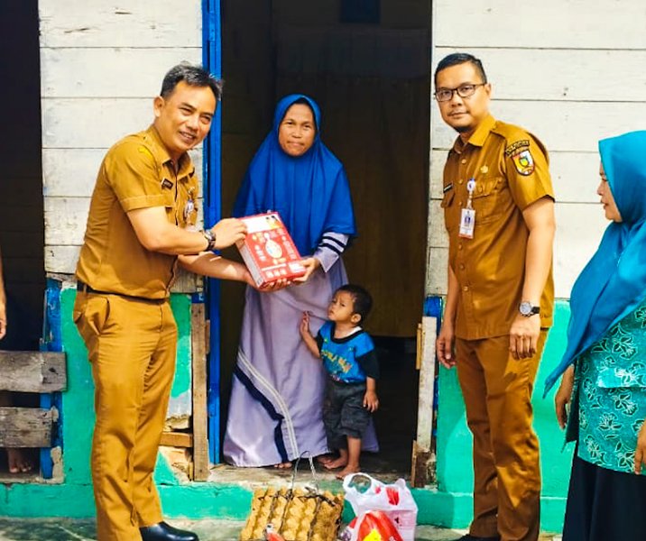 Kepala Dispora Pekanbaru Hazli Fendriyanto menyalurkan bantuan kepada anak stunting untuk kali kedua, Senin (12/6/2023). Foto: Istimewa.