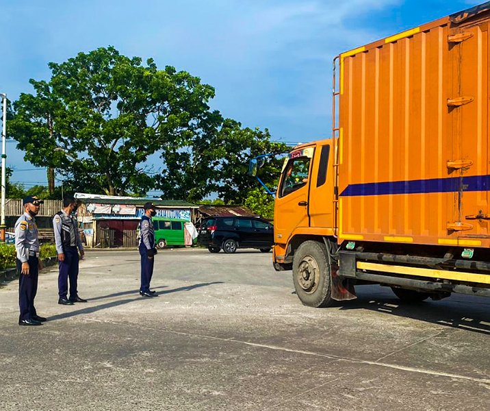 Petugas Dishub Pekanbaru saat mengusir truk bertonase besar masuk wilayah kota pada siang hari. Foto: Istimewa.