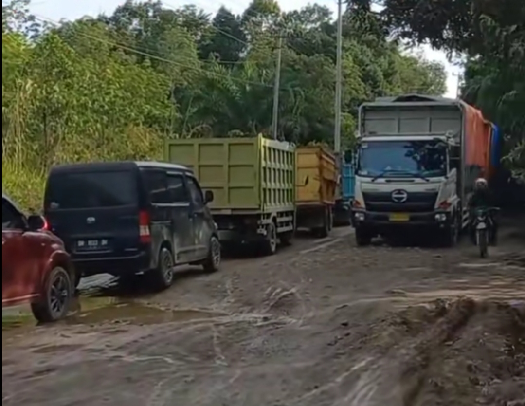 Jalan provinsi, lintas tengah Peranap-Air Molek yang dilalui truk batubara