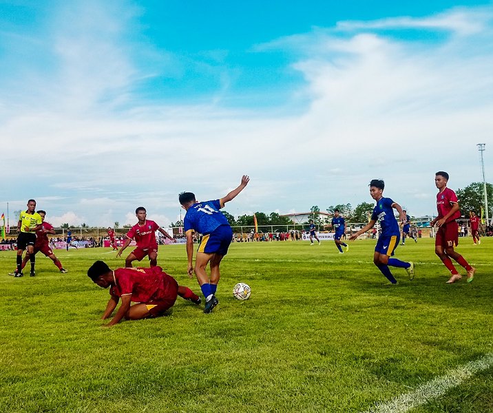 Pertandingan sepakbola antara SKO Riau (biru) melawan SKO Babel dalam Kejurnas PPLP di lapangan sepakbola Kawasan Sport Center Kulim Pekanbaru, Rabu (14/6/2023) petang. Foto: Surya/Riau1.