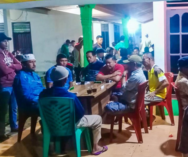 Warga Kelurahan Pebatuan Kulim saat mengikuti Turnamen Domino. Foto: Istimewa.