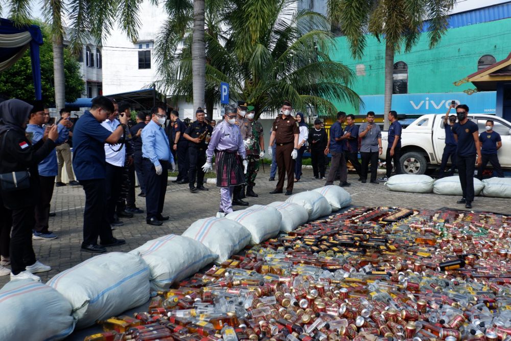 Pemusnahan miras dan rokok di Bea Cukai Tembilahan