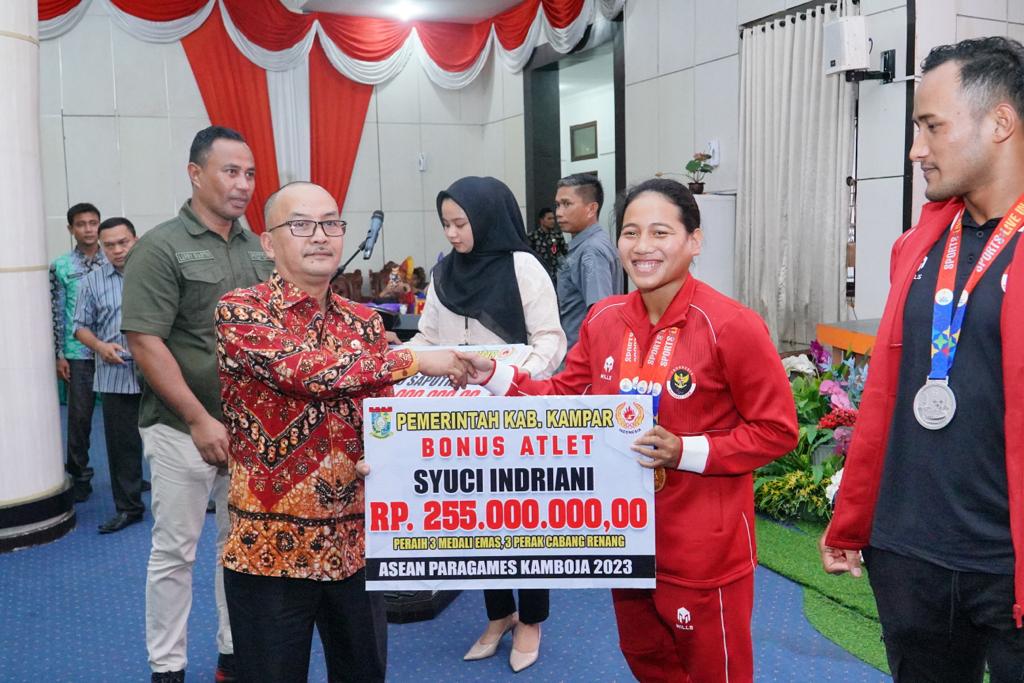 Penyerahan bonus pada atlet NPC Kampar