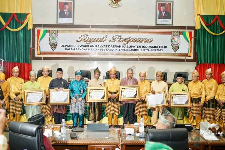 Ketua DPRD Inhil dan Bupati Inhil serta unsur Forkopimda usai penyerahan Gemilang Award 2023.