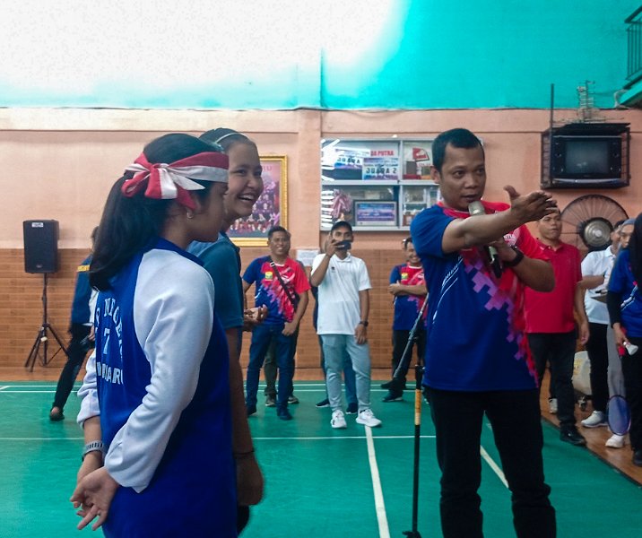 Pj Wali Kota Pekanbaru Muflihun saat bertanya langsung kepada atlet bulu tangkis terkait HUT ke-239 Pekanbaru di GOR Angkasa, Sabtu (17/5/2023). Foto: Surya/Riau1.