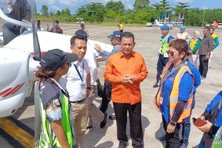 Gubernur Kepulauan Riau (Kepri) Ansar Ahmad melihat pesawat N219