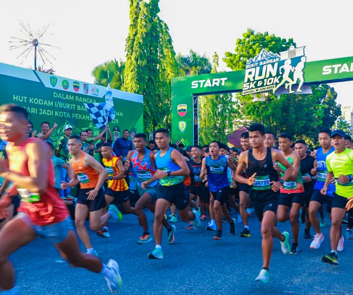 Ribuan peserta lomba lari dalam event Bukit Barisan Run dilepas di depan rumah dinas wali kota Pekanbaru, Minggu (18/6/2023) pagi. Foto: Istimewa.