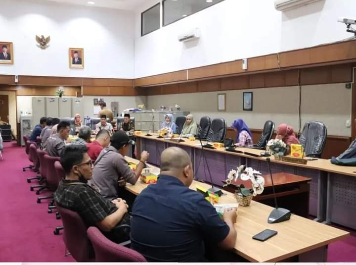 Saat Rapat Komisi I Bersama Wartawan di Lingkungan Sekretariat DPRD Riau