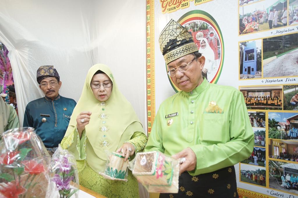 Bupati HM Wardan melihat hasil UMKM di bazar MTQ