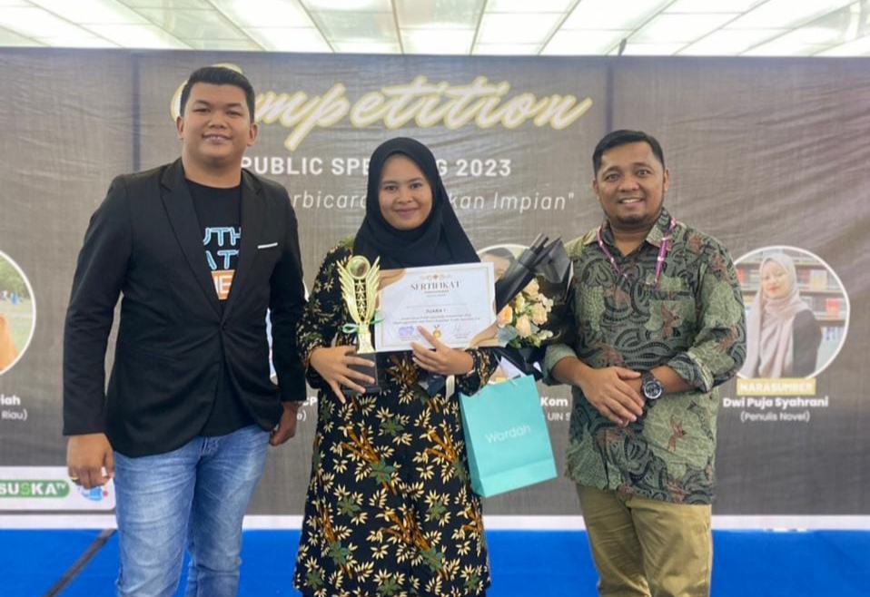 Nursani (tengah) mahasiswi UIN Suska juara pertama Public Speaking Competition 2023