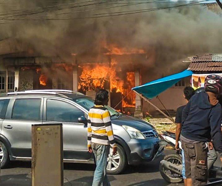 Kebakaran rumah petak di Jalan Suka Karya Pekanbaru, Rabu (21/6/2023). Foto: Istimewa.