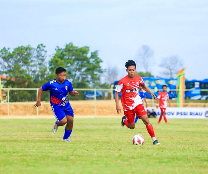 Pertandingan sepakbola U-19 antar kecamatan di Sport Center Kulim pada 17 Juni 2023. Foto: Istimewa.