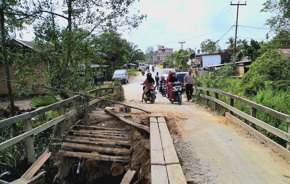 Jembatan yang ambruk di Inhil