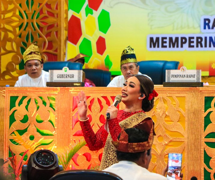 Penyanyi senior Reza Artamevia saat menghibur para tamu undangan di DPRD Pekanbaru, Rabu (23/6/2023). Foto: Istimewa.