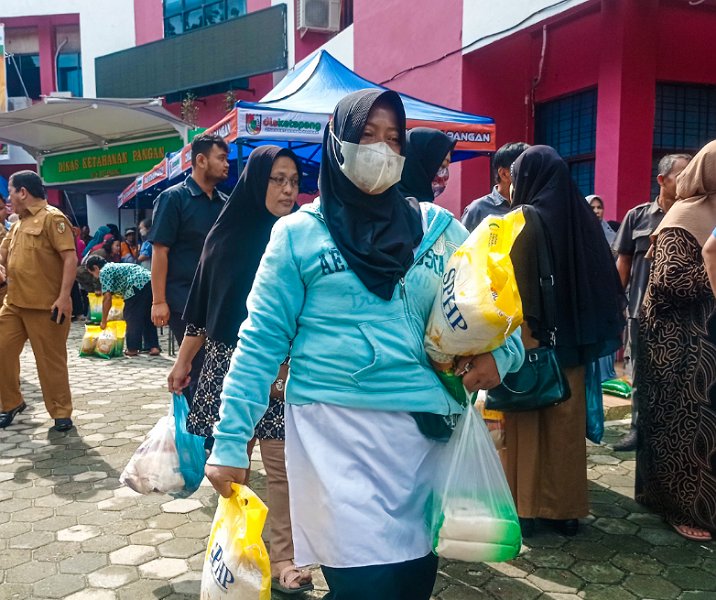 Warga membeli paket bahan pangan murah di Disketapang Pekanbaru, Senin (26/6/2023). Foto: Surya/Riau1.