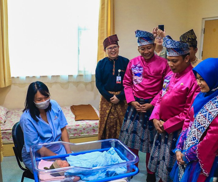 Pj Wali Kota Pekabaru Muflihun dan Forkopimda mengunjungi bayi yang lahir pada 23 Juni 2023. Foto: Istimewa.