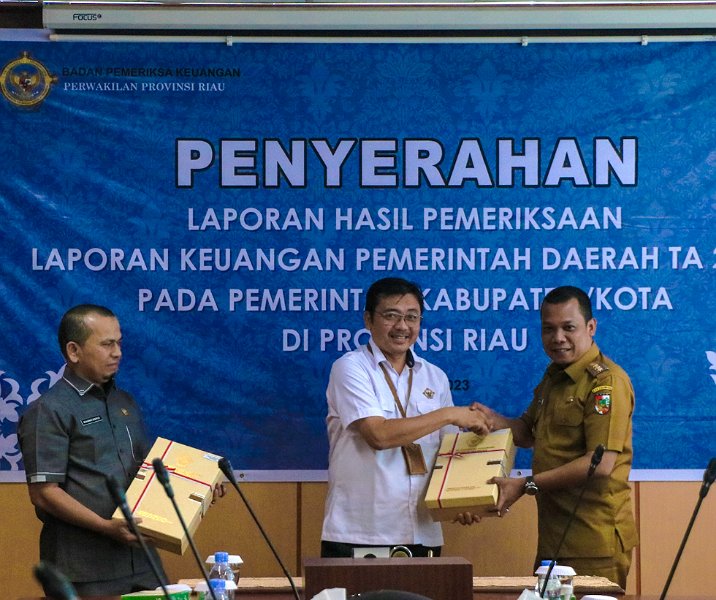 Pj Wali Kota Pekanbaru Muflihun (kanan) menerima opini WTP dari BPK perwakilan Riau beberapa hari lalu. Foto: Istimewa.