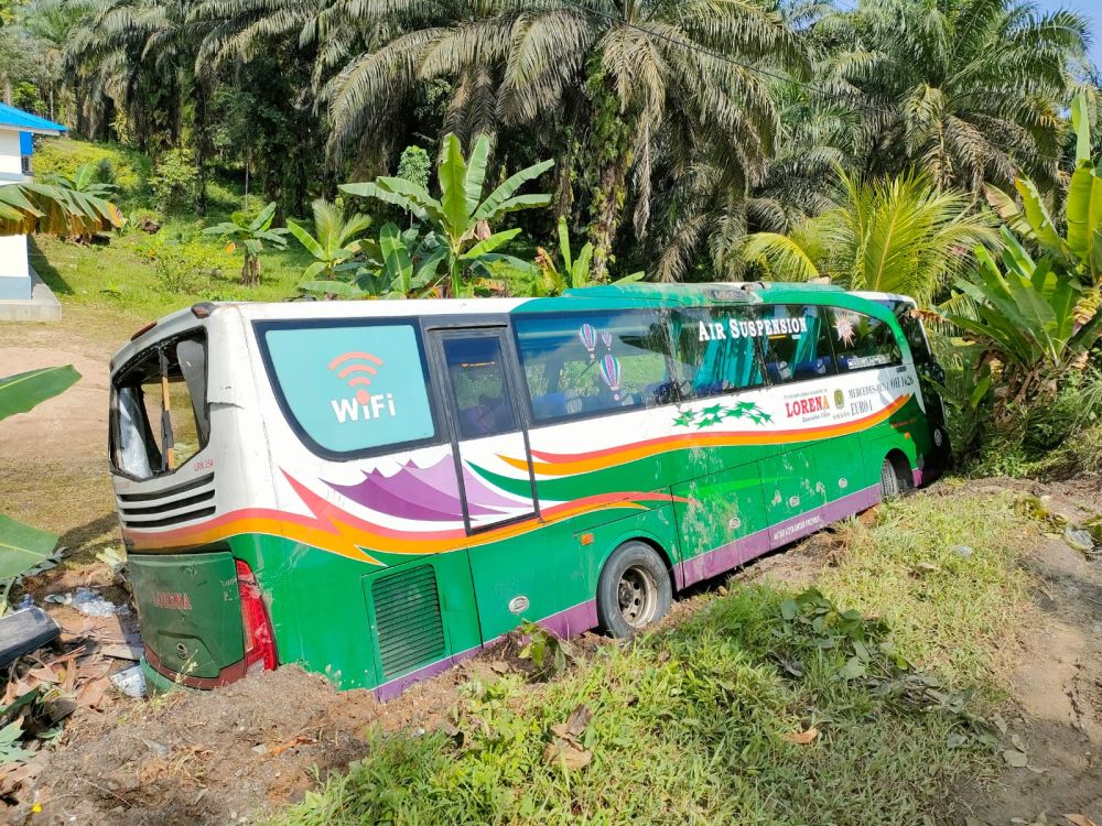 Bus yang alami kecelakaan di Lirik Inhu
